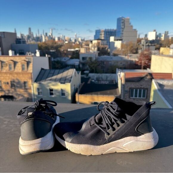 Fabletics Navy Blue Brentwood Performance Sneakers Size 7 gym running jogging - Picture 2 of 5